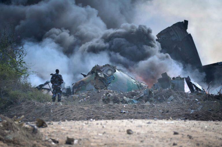 2013_08_09_Mogadishu_Plane_Crash_G_(9472157478)