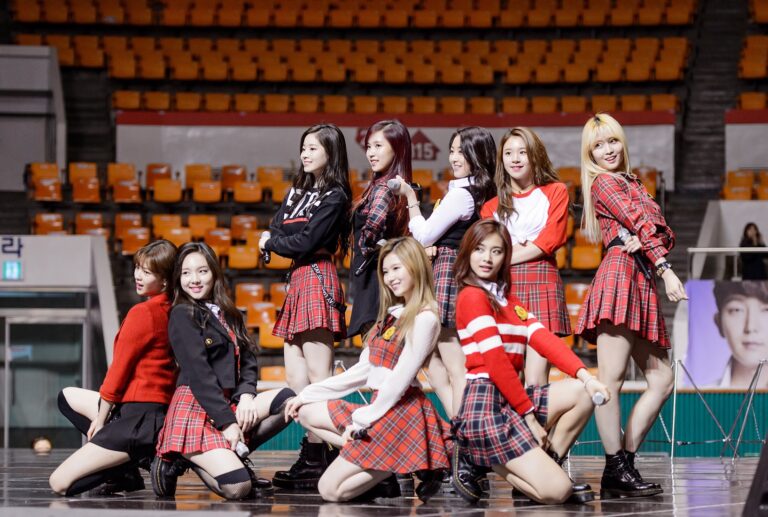 Twice_performing_at_SAC_2016_02