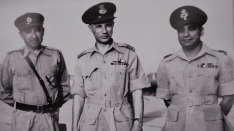 uid_948db49f47194002a714ef80f6cf3c0c_width_943_play_0_pos_0_gs_0_height_0_wladyslaw-turowicz-c-with-officers-of-pakistan-air-force-photo-govpl (1)